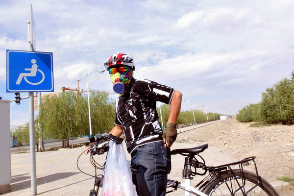 CN.Velofahrer mit Gasmaske