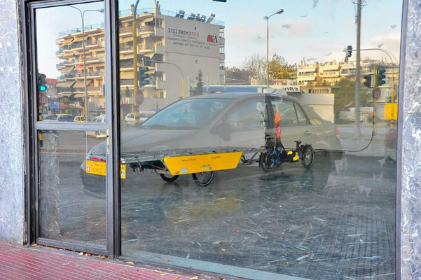 GR: Xanthi. Solatrike im Schaufenster.