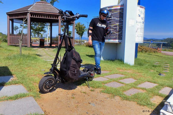 KR: Koreanischer Elektro-Trottinett fahrer