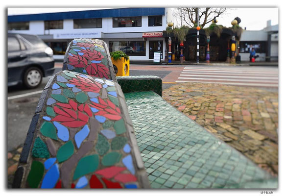 NZ0171.Kawakawa.Hundertwasser Bank und Toilette