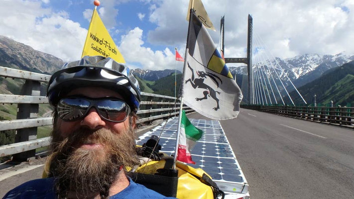 Solatrike.CN.über der Brücke