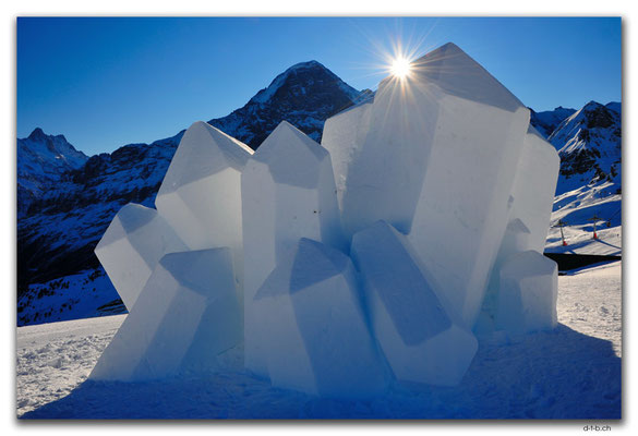 GW0210.Schneeskulptur Bergkristalle