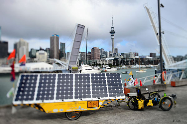 NZ: Solatrike in Auckland, Viaduct Basin mit offener Brücke