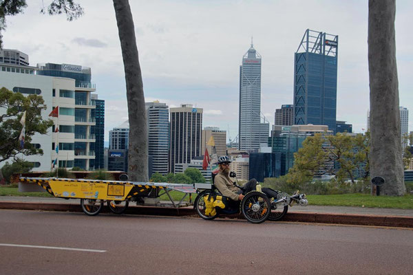 AU: Perth. Kings Park overlooking the City (Photo: Tom Hogarth)