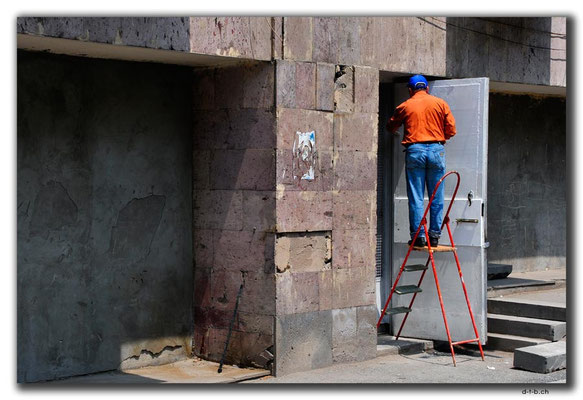 AM055.Yerevan.Modern Art at work