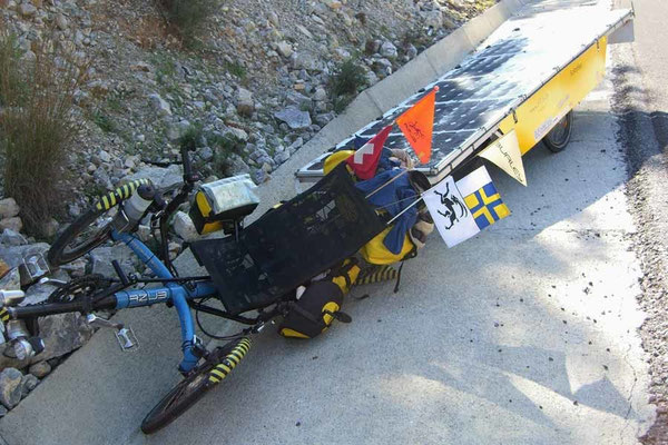 TR: Solatrike in Gökova, Im Strassengraben (hineingerollt nach dem Parken)