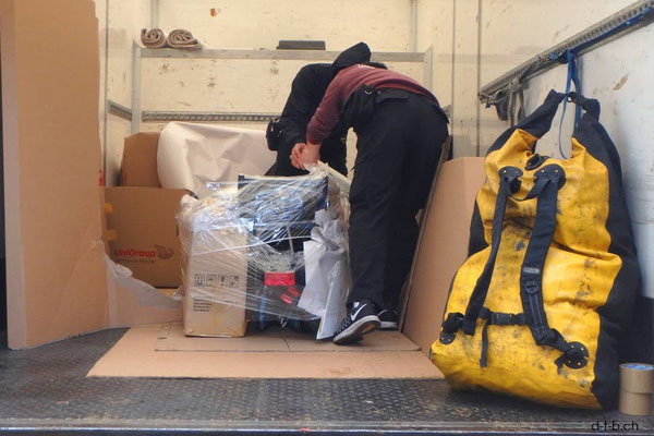HK: Solatrike und Gepäck wird verpackt