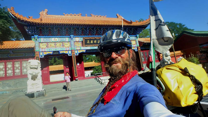 CN.Solatrike in Zhongwei vor dem Gao Tempel