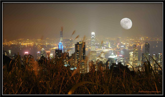 C2750 Hong Kong Victoria Peak by night