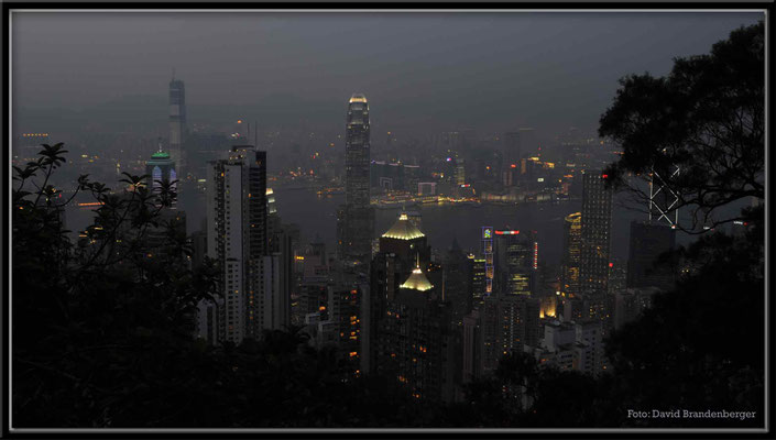 C2730 Hong Kong Victoria Peak by night