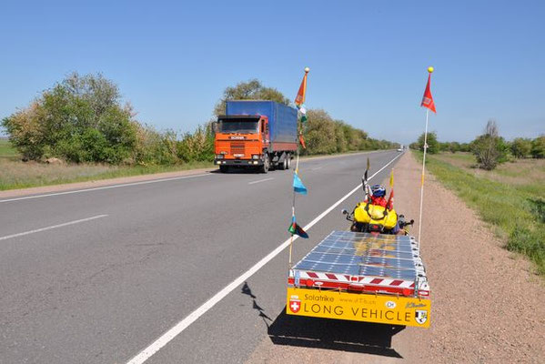 KZ: Auf endloser kasachischer Strasse (Foto: Tobias)