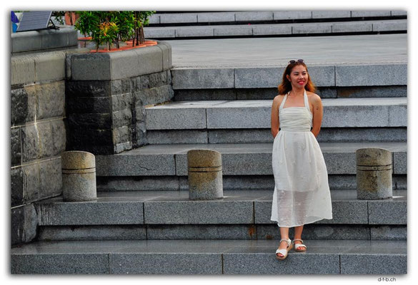 SIN0060.Posing for photo at Merlion
