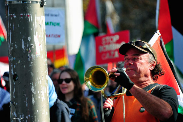 Neuseeland. Christchurch. Trompeter bei einer Demonstration