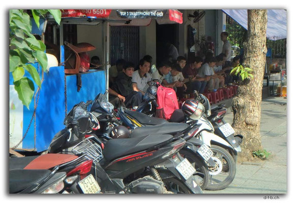 VN0199.Hue.Scooter and Mobilephones