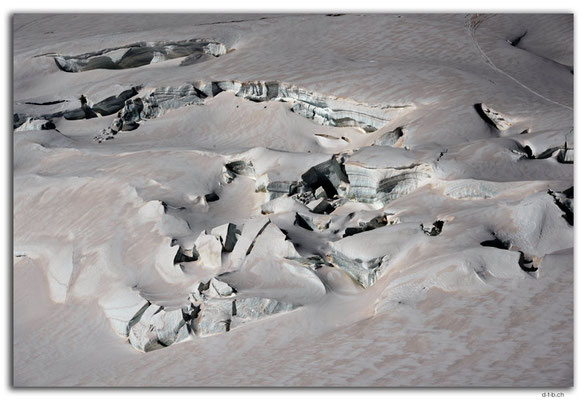 GW0224.Eisspalten im Jungfraufirn mit Saharastaub