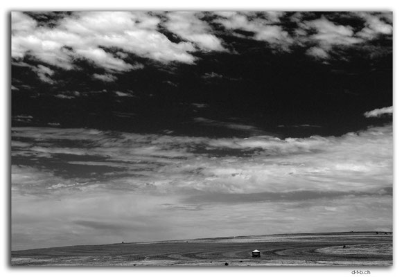 AU1003.Feld mit Wasserspeicher