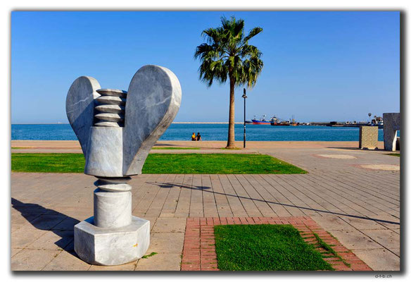 TR0621.Mersin.Statue am Meer