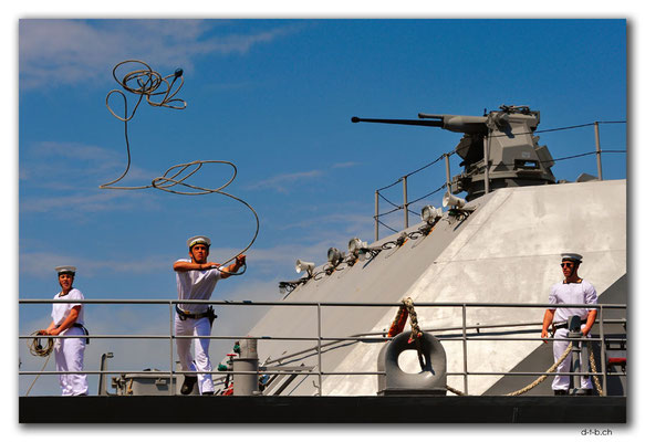 NZ0461.Wellington.Hafen.Militärschiff legt an