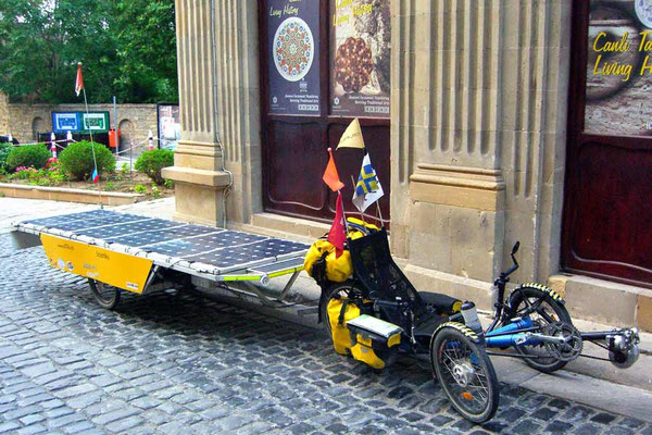 AZ: Solatrike in der Altstadt von Baku