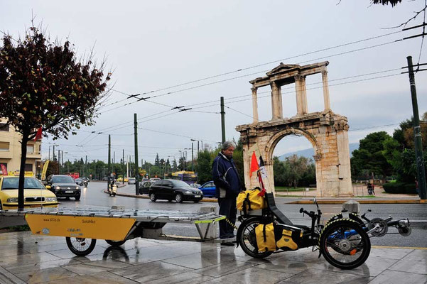 GR: Solatrike in Athen, Hadrianstor