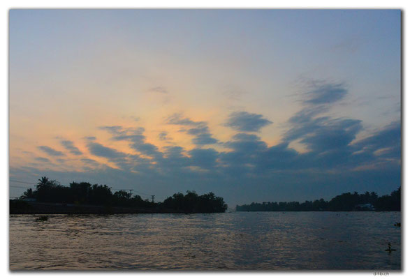 VN0360.Sonnenaufgang am Mekong