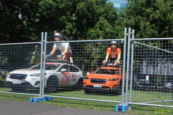 AU: Biker halfstatues on Cars for Tour Down Under