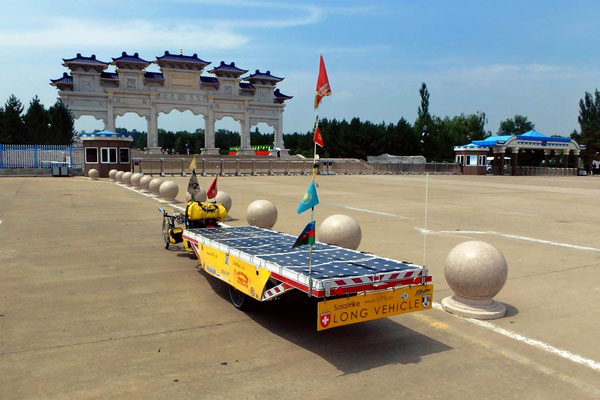 CN. Solatrike beim Genghis Khan Mausoleum