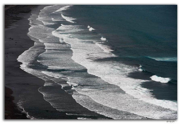 NZ0385.New Plymouth.Waves at Back Beach