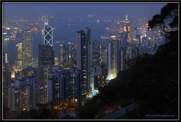 C2735 Hong Kong Victoria Peak by night