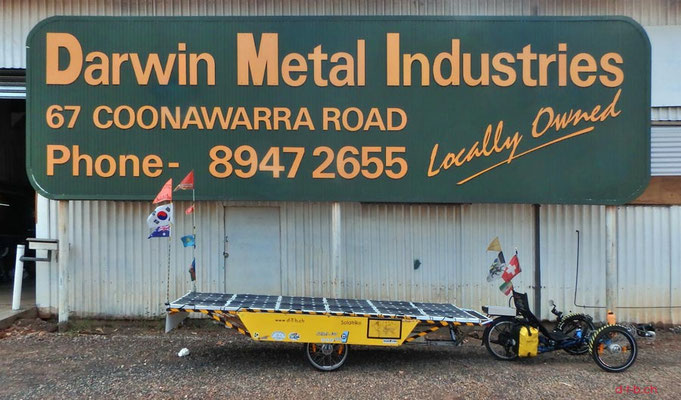AU: Solatrike mit fertig gestelltem Anhänger in Darwin. Vor Darwin Metal Industries.