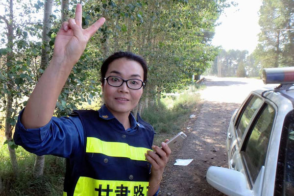 CN.Solatrike wird von Polizistin fotografiert - nicht ohne selber posieren zu müssen! Quit pro quo!