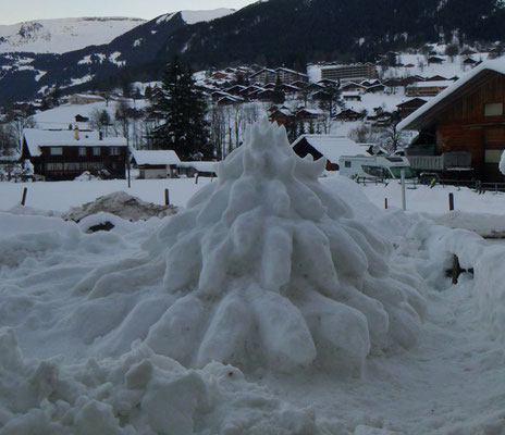 Weihnachtsbaum aus Schnee in Grindelwald 2020