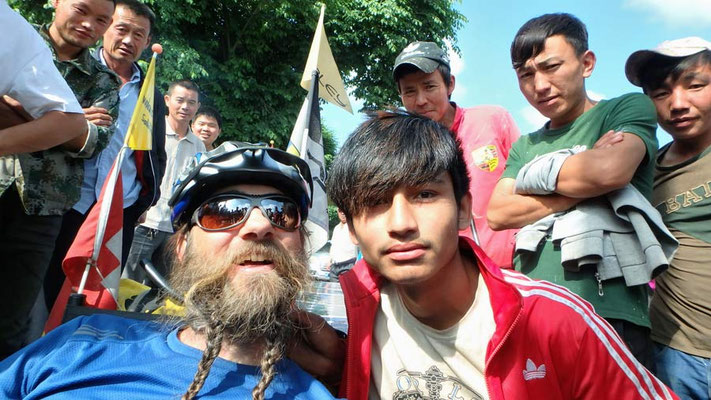 Solatrike.CN.Selfie in Kleinstadt