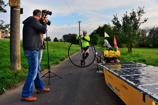 CZ: Solatrike in Uhreský Brod, Fotoshooting mit Hochradfahrer