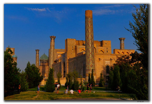 UZ0114.Samarkand.Registan.Fussball