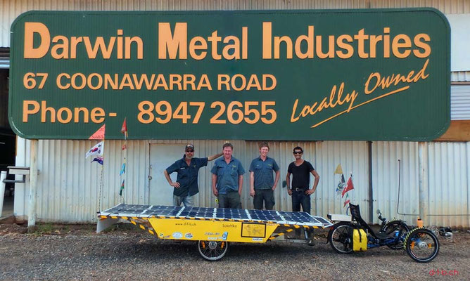 AU: Solatrike mit fertig gestelltem Anhänger in Darwin. Vor Darwin Metal Industries und Mitarbeiter
