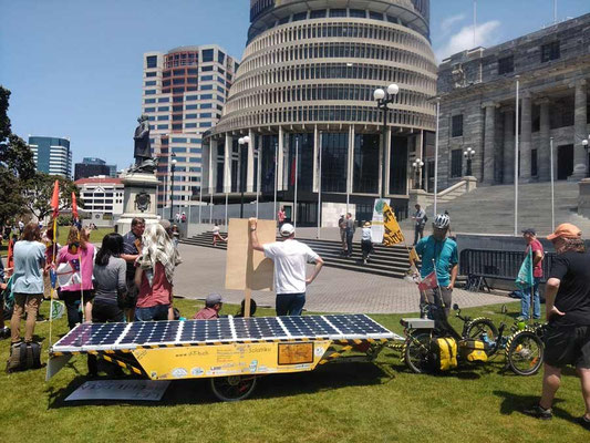 NZ: Wellington in front of the Beehive at Fridays for Future (Photo: Ismene)