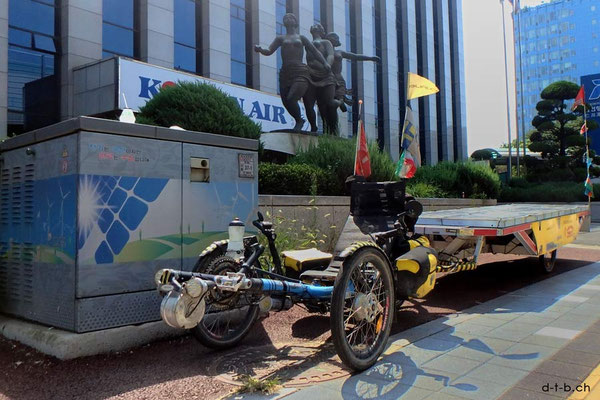 KR: Solatrike endlich im Hafen abgeholt und bei Statue in Incheon