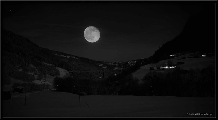 A0317.Klosters Dorf mit Mond.S/W