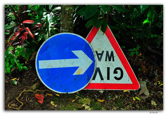 VT0118.Efate.Erakor.Signs