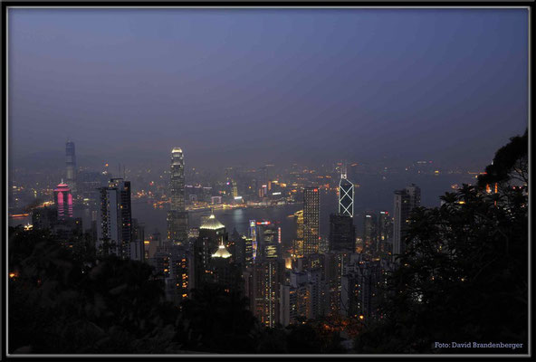 C2734 Hong Kong Victoria Peak by night