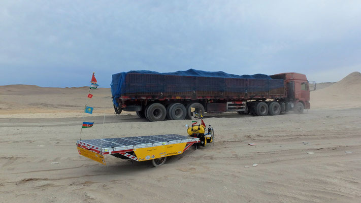 CN.Solatrike in der Wüste Gobi und LKW