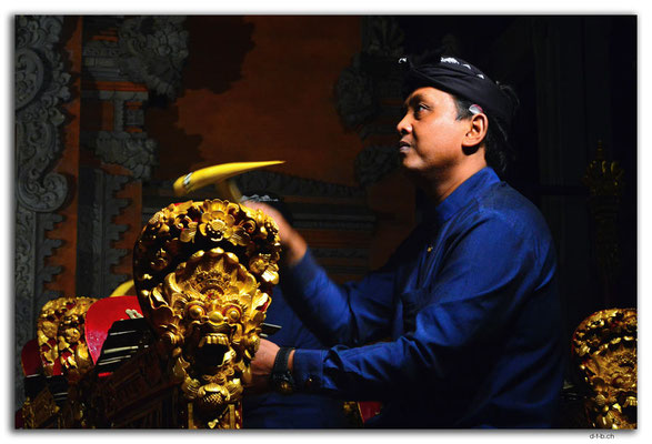 ID0145.Ubud.Musiker mit Traditionellem Instrument