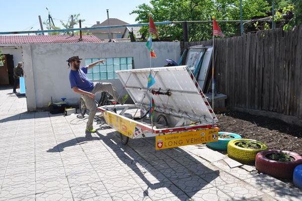 KG: Bishkek, in den Anhänger einsteigen (Foto: Tobias)