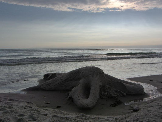 Sandskulptur "Nixe" die Flut holt sie zurück