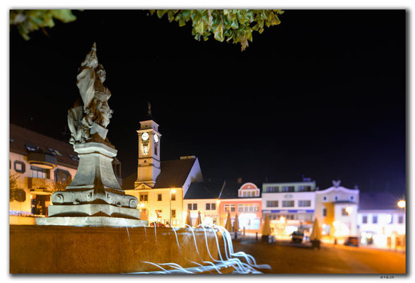 CZ165.Uherský Brod.Platz mit Brunnen