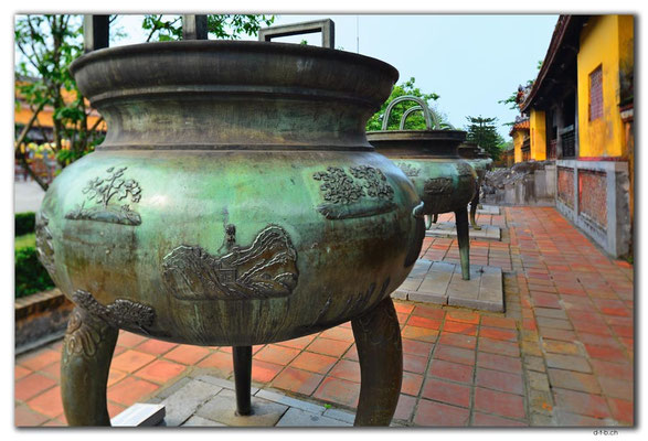 VN0173.Hue.Citadel.Tho Mieu Temple Complex.Dynastic Urn