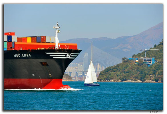 HK0087.Frachtschiff und Brücke