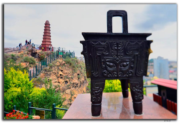CN0027.Urumqi.Hongshan Park.Rote Pagode
