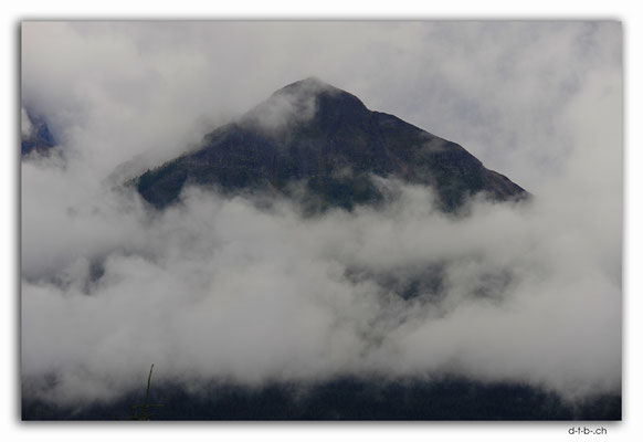 CA0644.Mountain in the clouds